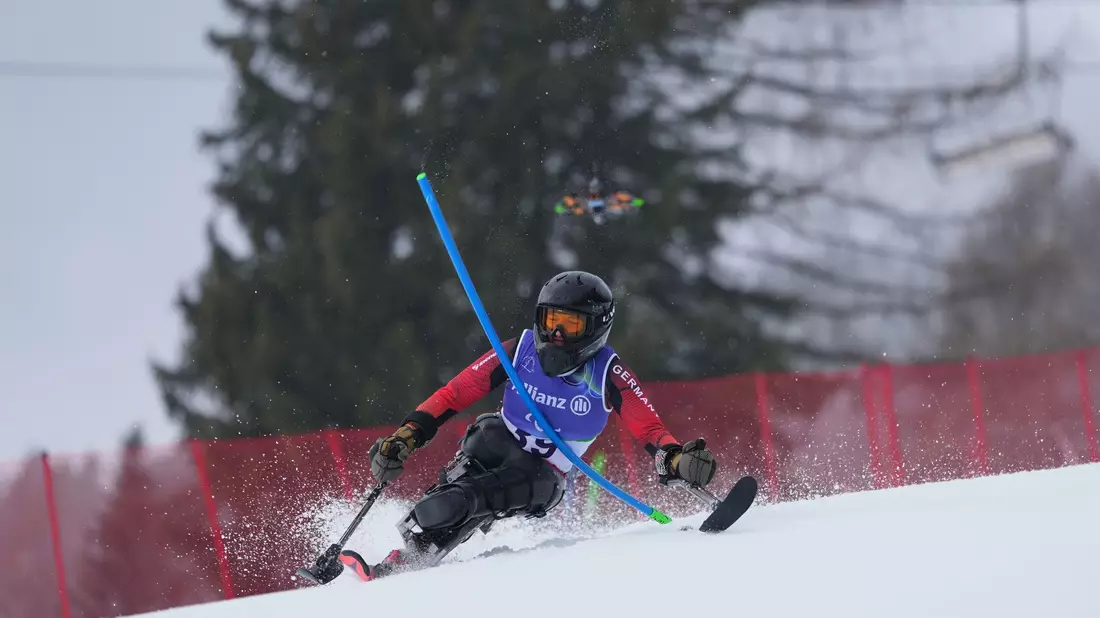 Dynamisch im Stangenwald: Anna-Lena Forster. - Bild: Evgeniy Maloletka/AP/dpa