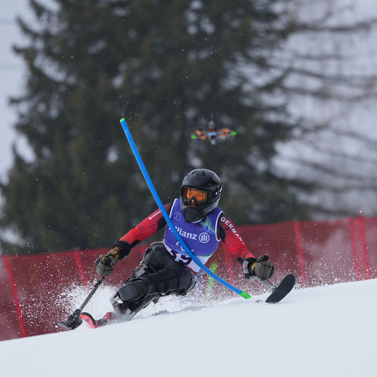 Dynamisch im Stangenwald: Anna-Lena Forster. - Foto: Evgeniy Maloletka/AP/dpa