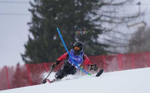 Dynamisch im Stangenwald: Anna-Lena Forster. - Foto: Evgeniy Maloletka/AP/dpa