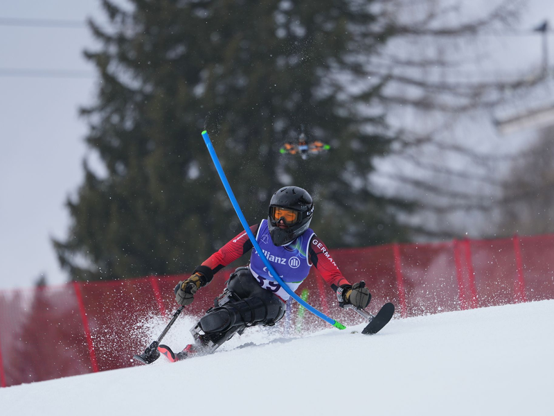 Dynamisch im Stangenwald: Anna-Lena Forster. - Foto: Evgeniy Maloletka/AP/dpa