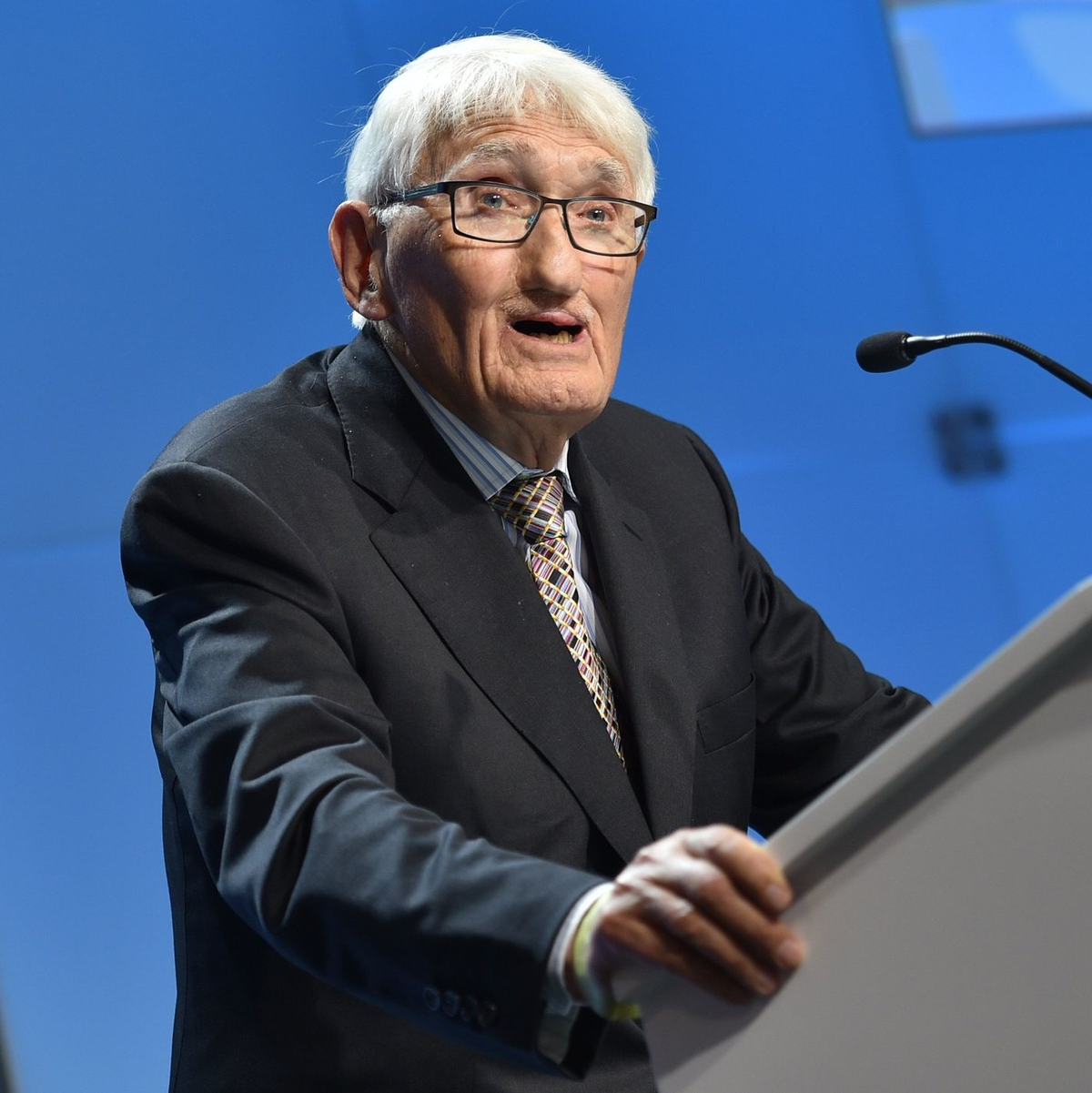 Im Alter, das er am Starnberger See verbrachte, meldete er sich zu politischen Fragen zu Wort, etwa zu Kosovokrieg, Hirnforschung oder Religionskämpfen. - Foto: Arne Immanuel Bänsch/dpa