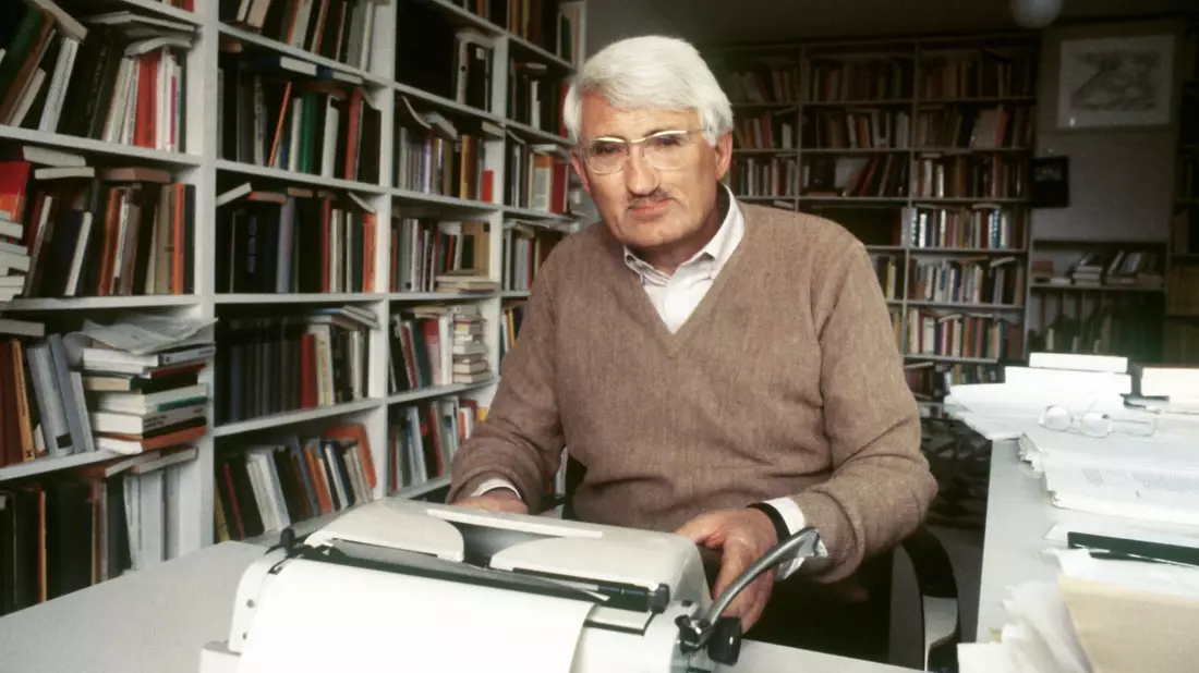 Jürgen Habermas 1981 in seinem Haus in Starnberg. (Archivbild) - Bild: Roland Witschel/dpa