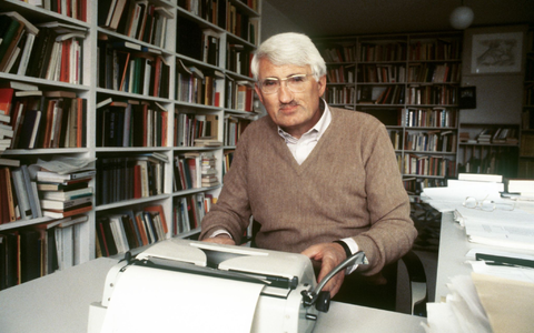 Jürgen Habermas 1981 in seinem Haus in Starnberg. (Archivbild) - Foto: Roland Witschel/dpa
