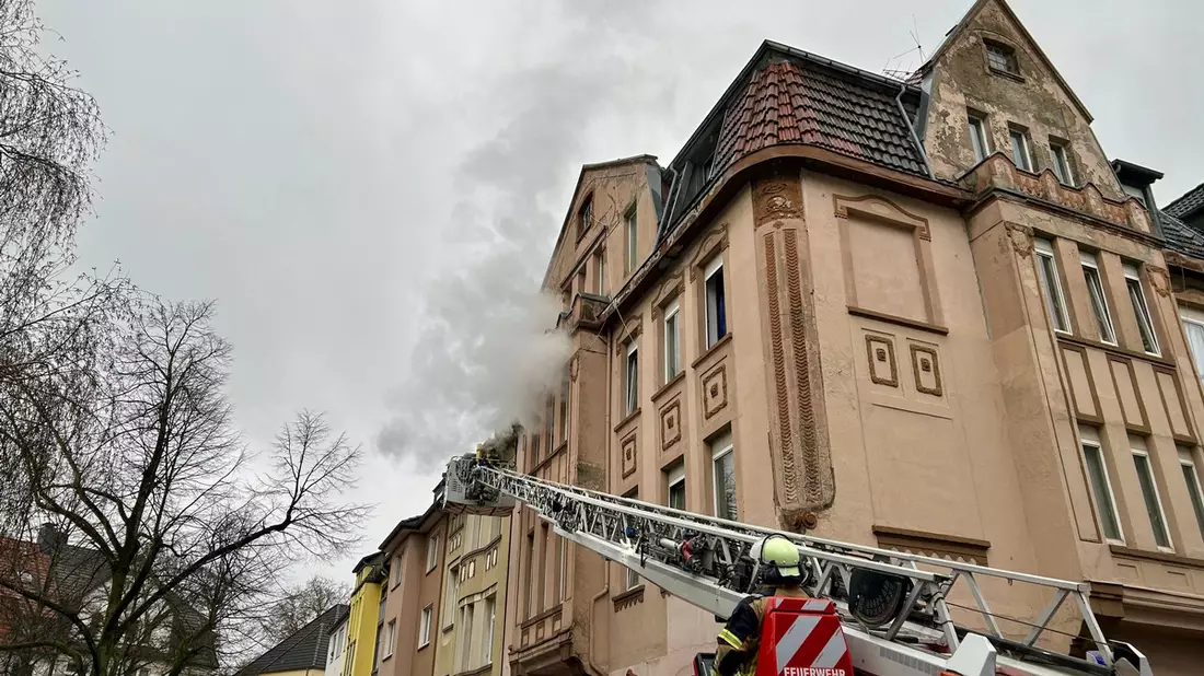 FW-E: Wohnungsbrand in einem Mehrfamilienhaus - Mehrere Menschen und Tiere über Drehleitern gerettet - Bild: presseportal.de