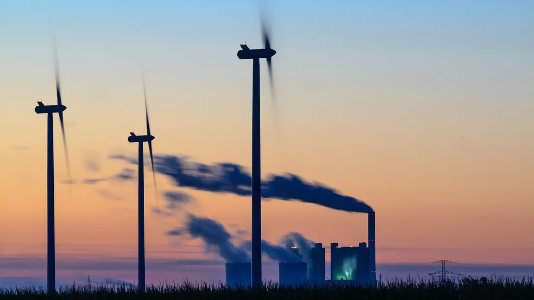 Der Rückgang klimaschädlicher Emissionen hat sich laut Umweltbundesamt verlangsamt. - Bild: Hendrik Schmidt/dpa