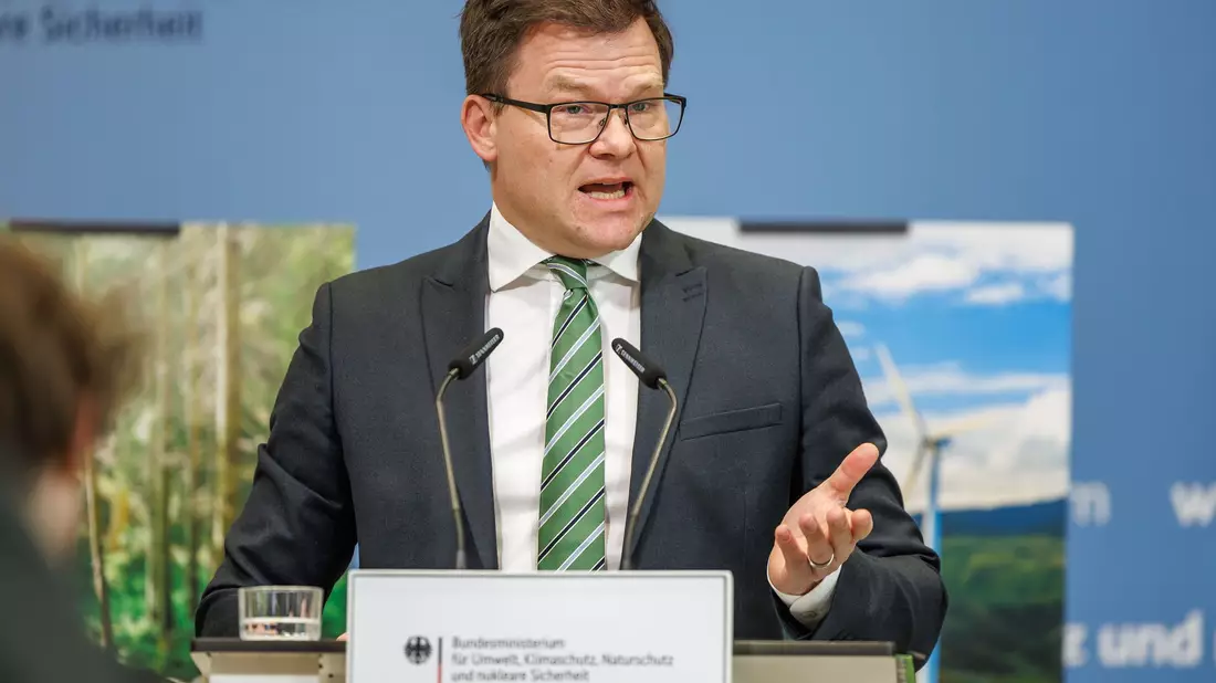 Umweltminister Schneider will am neuen Klimaprogramm gemessen werden. - Bild: Andreas Gora/dpa