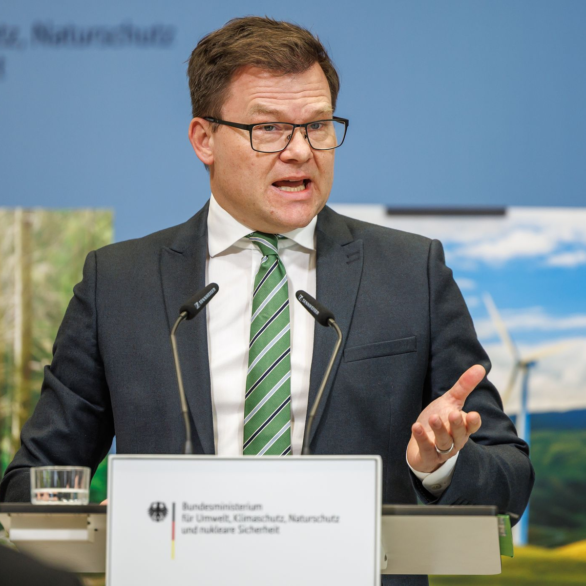 Umweltminister Schneider will am neuen Klimaprogramm gemessen werden. - Foto: Andreas Gora/dpa