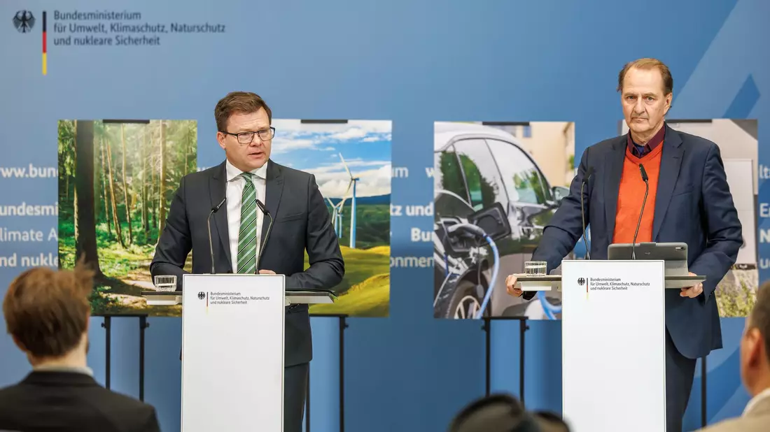 Minister Schneider und UBA-Präsident Messner stellen die Klimabilanz 2025 vor. - Bild: Andreas Gora/dpa