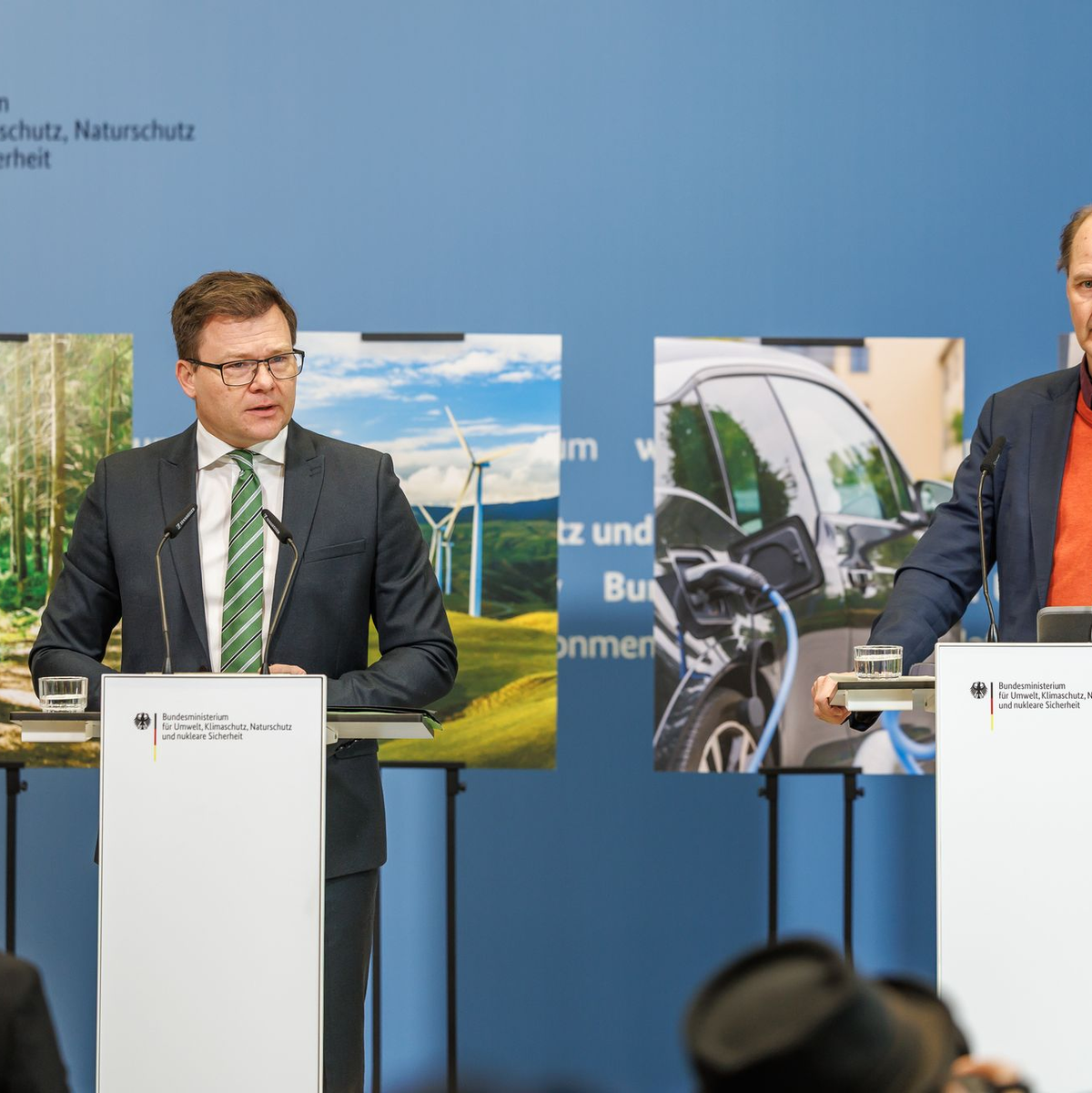 Minister Schneider und UBA-Präsident Messner stellen die Klimabilanz 2025 vor. - Foto: Andreas Gora/dpa