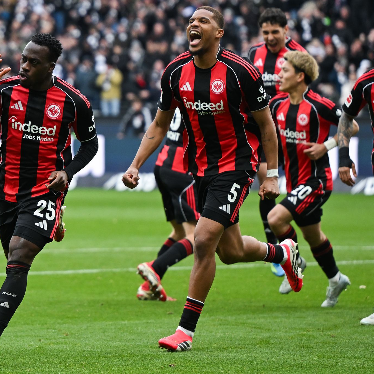 Frankfurts Arnaud Kalimuendo (l) traf sehenswert zum Sieg. - Foto: Florian Wiegand/dpa