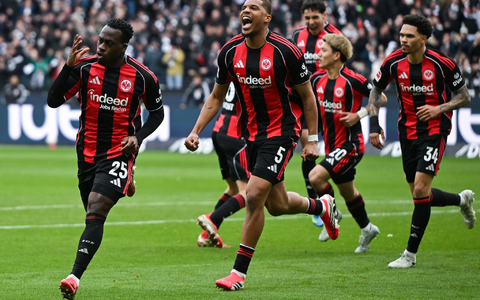 Frankfurts Arnaud Kalimuendo (l) traf sehenswert zum Sieg. - Foto: Florian Wiegand/dpa