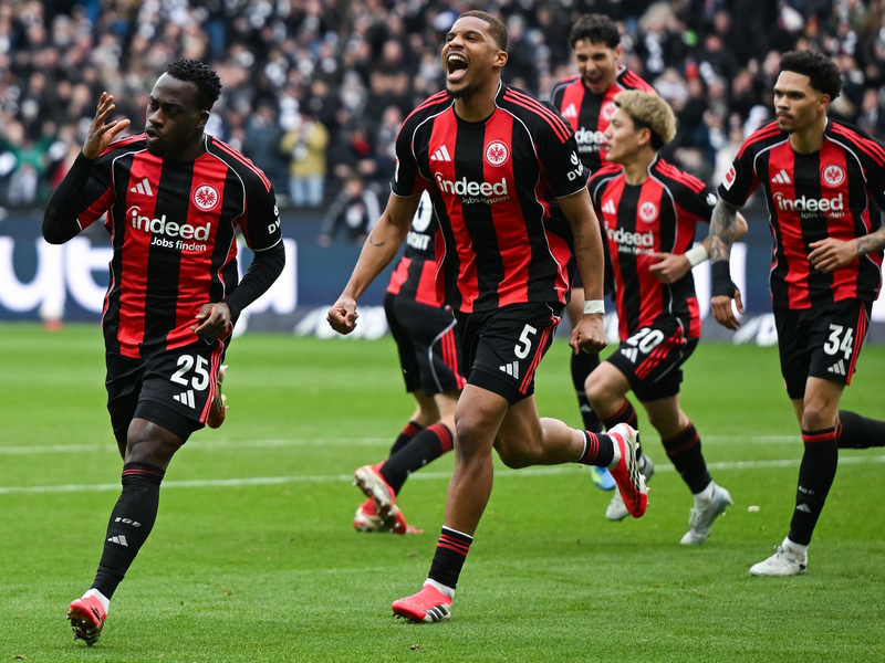 Frankfurts Arnaud Kalimuendo (l) traf sehenswert zum Sieg. - Foto: Florian Wiegand/dpa