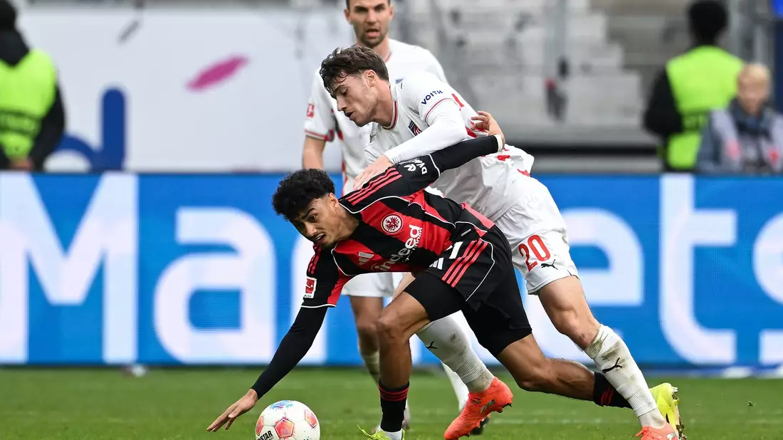 Die erste Hälfte zwischen Eintracht Frankfurt um Nathaniel Brown (vorne) und dem 1. FC Heidenheim um Luca Kerber war nichts für Feinschmecker. - Bild: Florian Wiegand/dpa