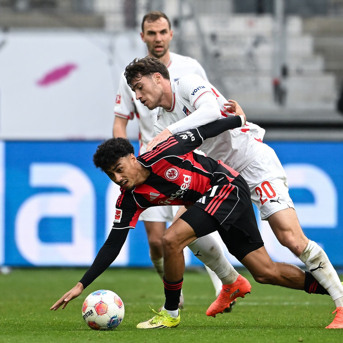 Die erste Hälfte zwischen Eintracht Frankfurt um Nathaniel Brown (vorne) und dem 1. FC Heidenheim um Luca Kerber war nichts für Feinschmecker. - Foto: Florian Wiegand/dpa