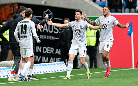 Konstantinos Koulierakis (M) freut sich über die Wolfsburger Führung. - Foto: Uwe Anspach/dpa