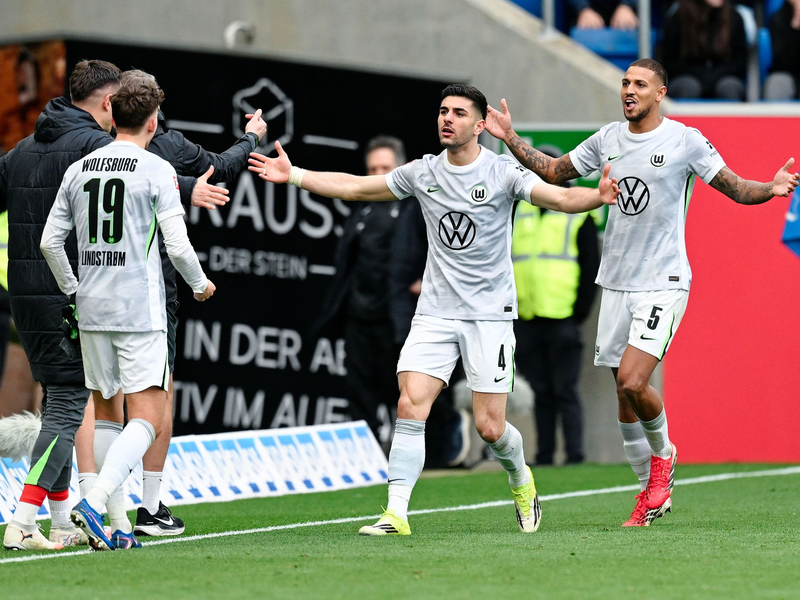 Konstantinos Koulierakis (M) freut sich über die Wolfsburger Führung. - Foto: Uwe Anspach/dpa