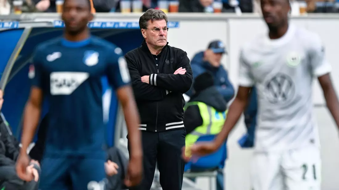 Dieter Hecking (M) bei seinem Comeback als Bundesliga-Trainer. - Bild: Uwe Anspach/dpa