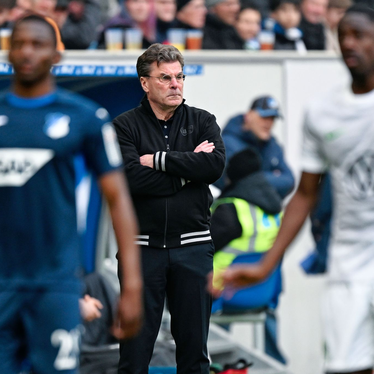 Dieter Hecking (M) bei seinem Comeback als Bundesliga-Trainer. - Foto: Uwe Anspach/dpa