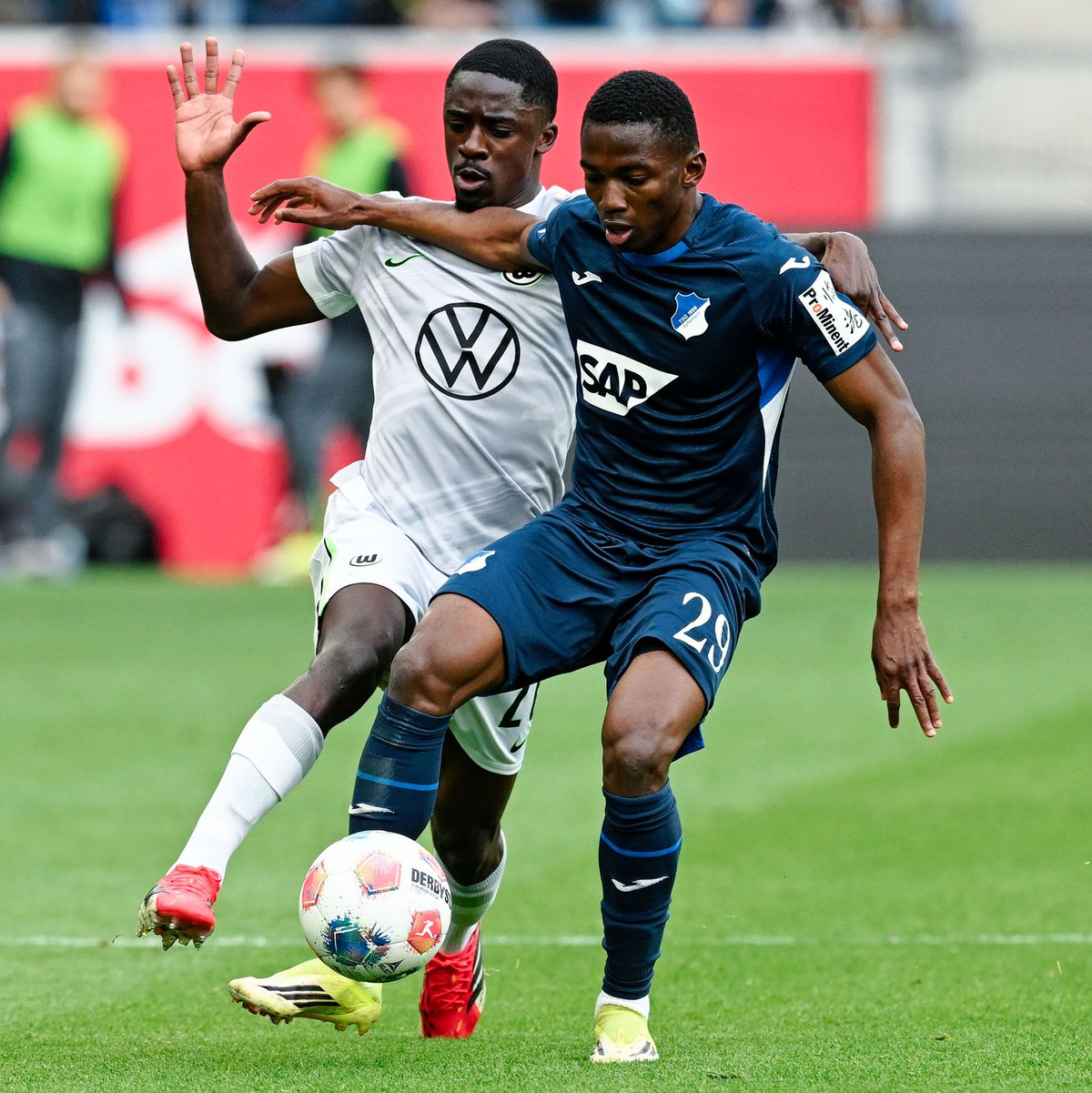 Bazoumane Touré (r) zählte zu den auffälligsten Hoffenheimern.  - Foto: Uwe Anspach/dpa