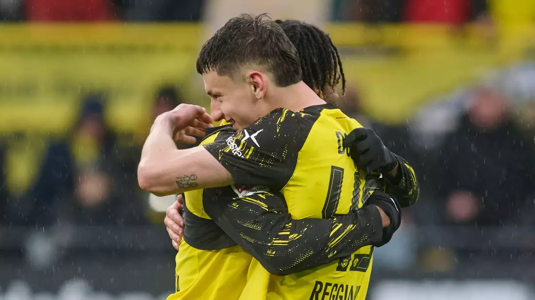 Luca Reggiani (r) freut sich mit Carney Chukwuemeka über seinen Treffer für den BVB. - Bild: Bernd Thissen/dpa