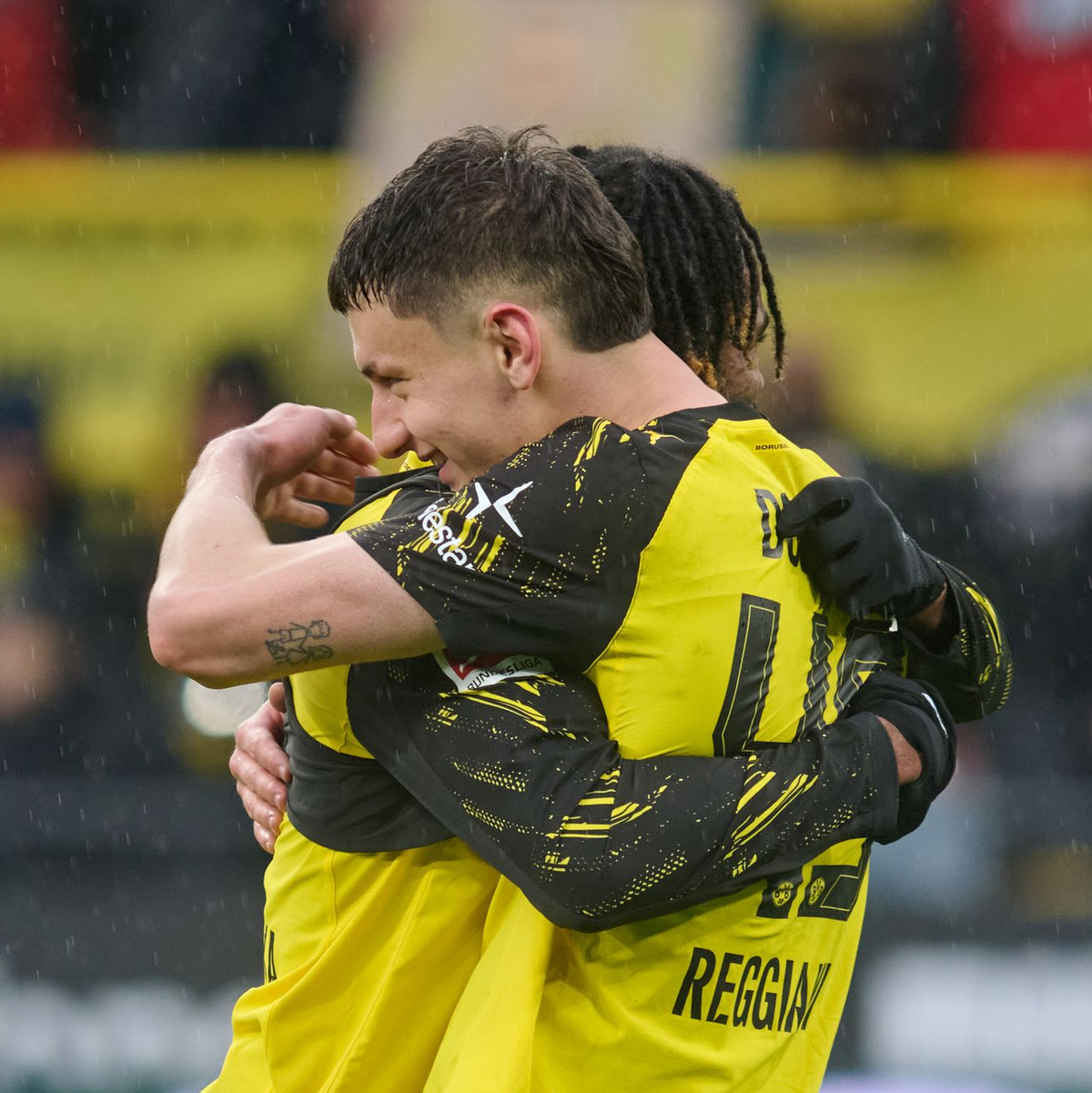Luca Reggiani (r) freut sich mit Carney Chukwuemeka über seinen Treffer für den BVB. - Foto: Bernd Thissen/dpa