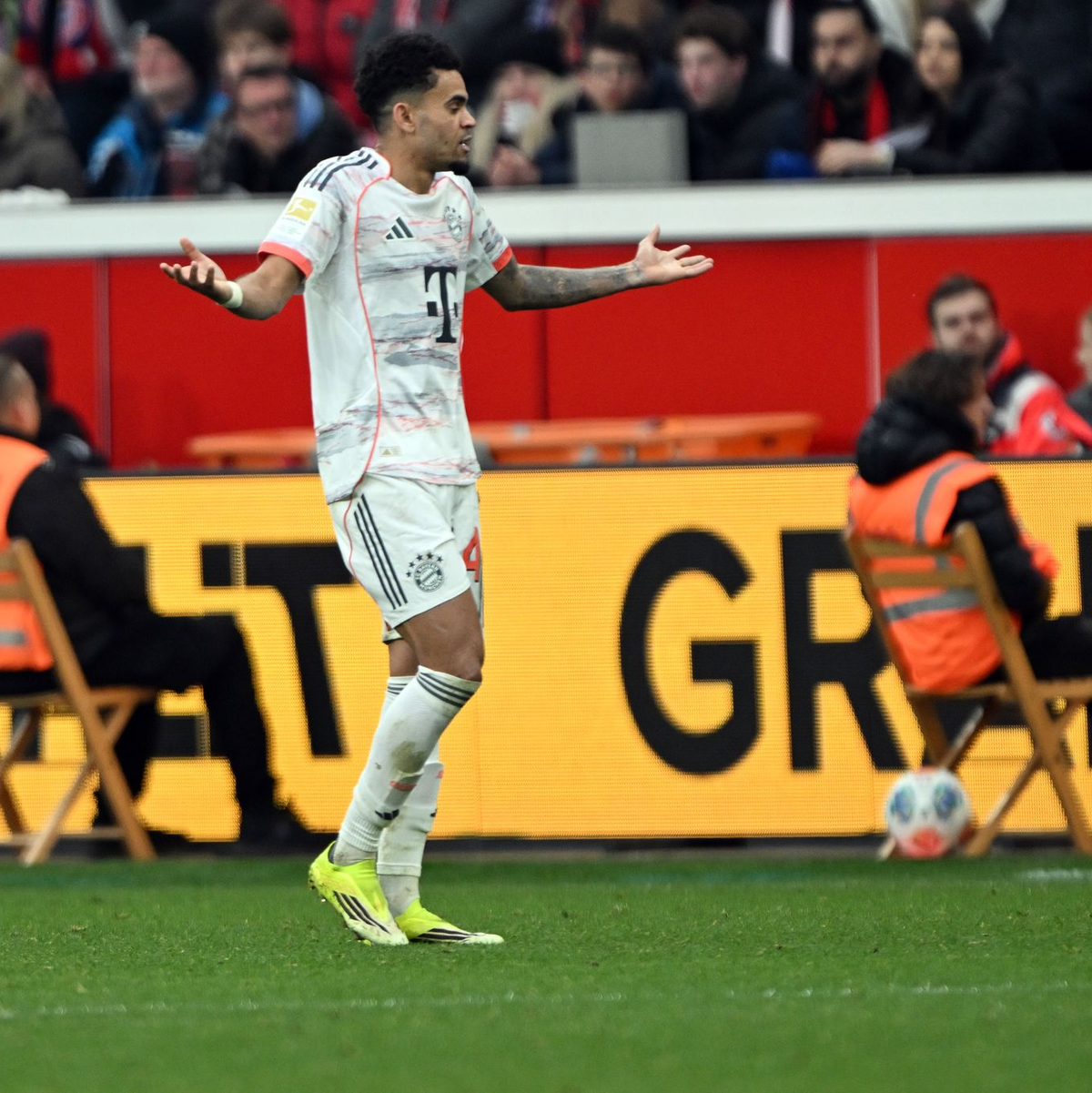 Luis Diaz sah die Gelb-Rote Karte. - Foto: Federico Gambarini/dpa