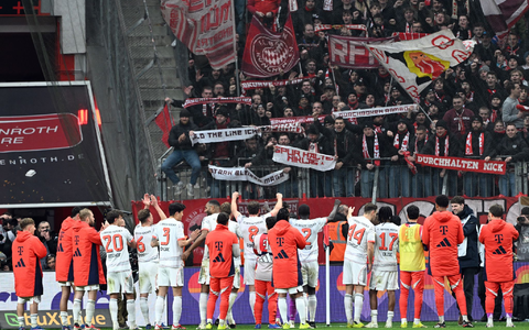 Die Spieler von Bayern München bejubelten das Remis in Leverkusen wie einen Sieg. - Foto: Federico Gambarini/dpa