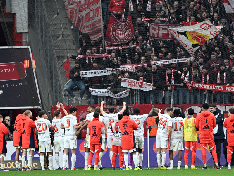 Die Spieler von Bayern München bejubelten das Remis in Leverkusen wie einen Sieg. - Foto: Federico Gambarini/dpa