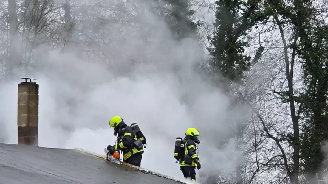 FW Datteln: Feuer in Zwischenwand des Vereinsheims sorgt für längeren Einsatz - Bild: presseportal.de