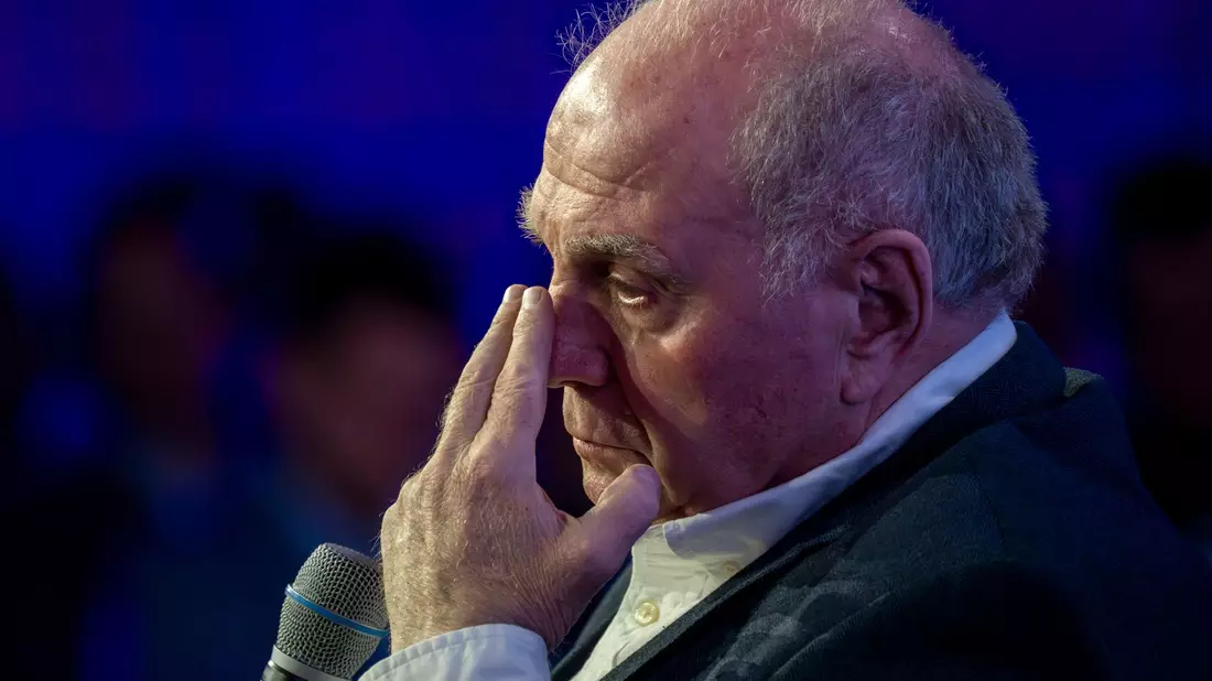 Bayern Münchens Ehrenpräsident Uli Hoeneß kritisiert die Leistung des Schiedsrichters scharf. (Archivbild) - Bild: Peter Kneffel/dpa