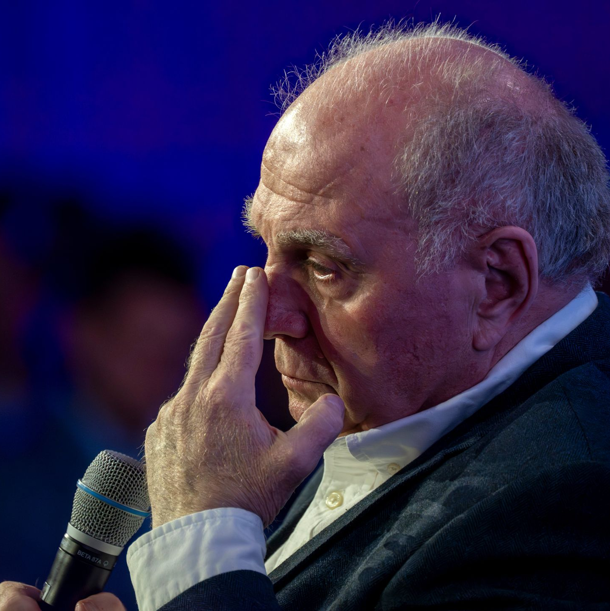 Bayern Münchens Ehrenpräsident Uli Hoeneß kritisiert die Leistung des Schiedsrichters scharf. (Archivbild) - Foto: Peter Kneffel/dpa