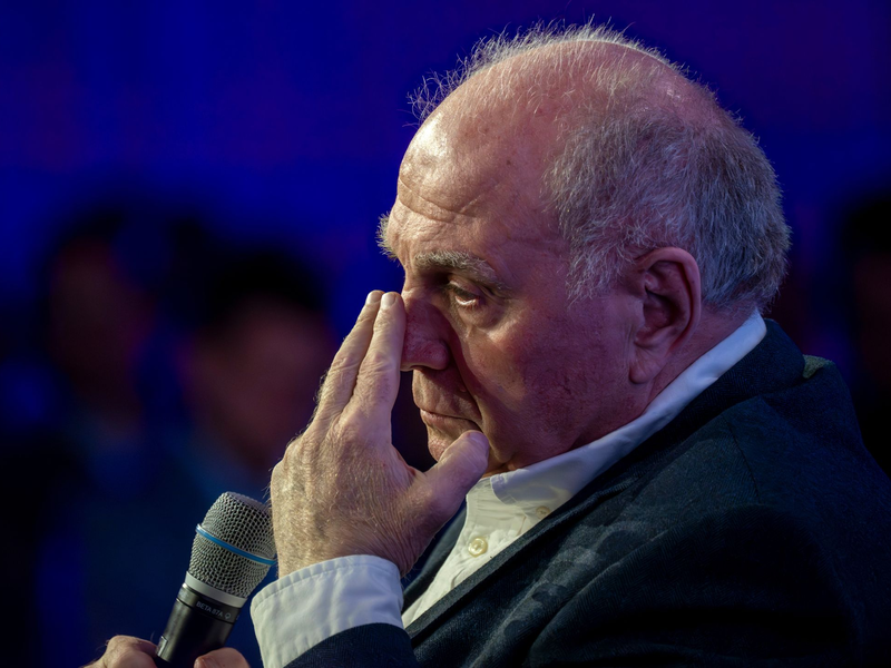 Bayern Münchens Ehrenpräsident Uli Hoeneß kritisiert die Leistung des Schiedsrichters scharf. (Archivbild) - Foto: Peter Kneffel/dpa