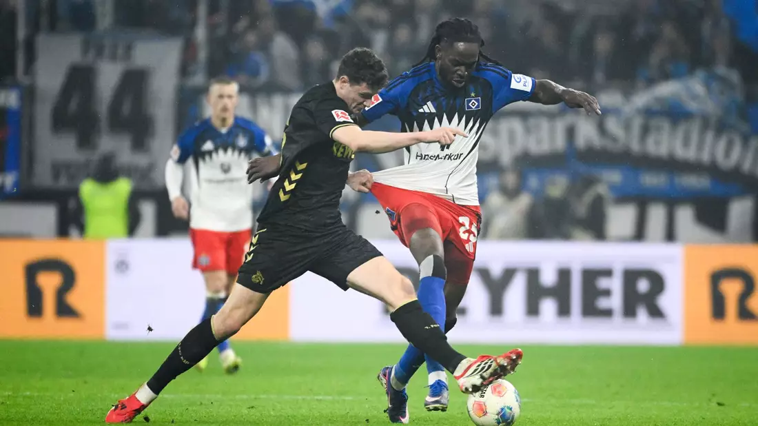 Kölns Eric Martel (l-r) und HSV-Abwehrspieler Jordan Torunarigha kämpfen um den Ball. - Bild: Gregor Fischer/dpa
