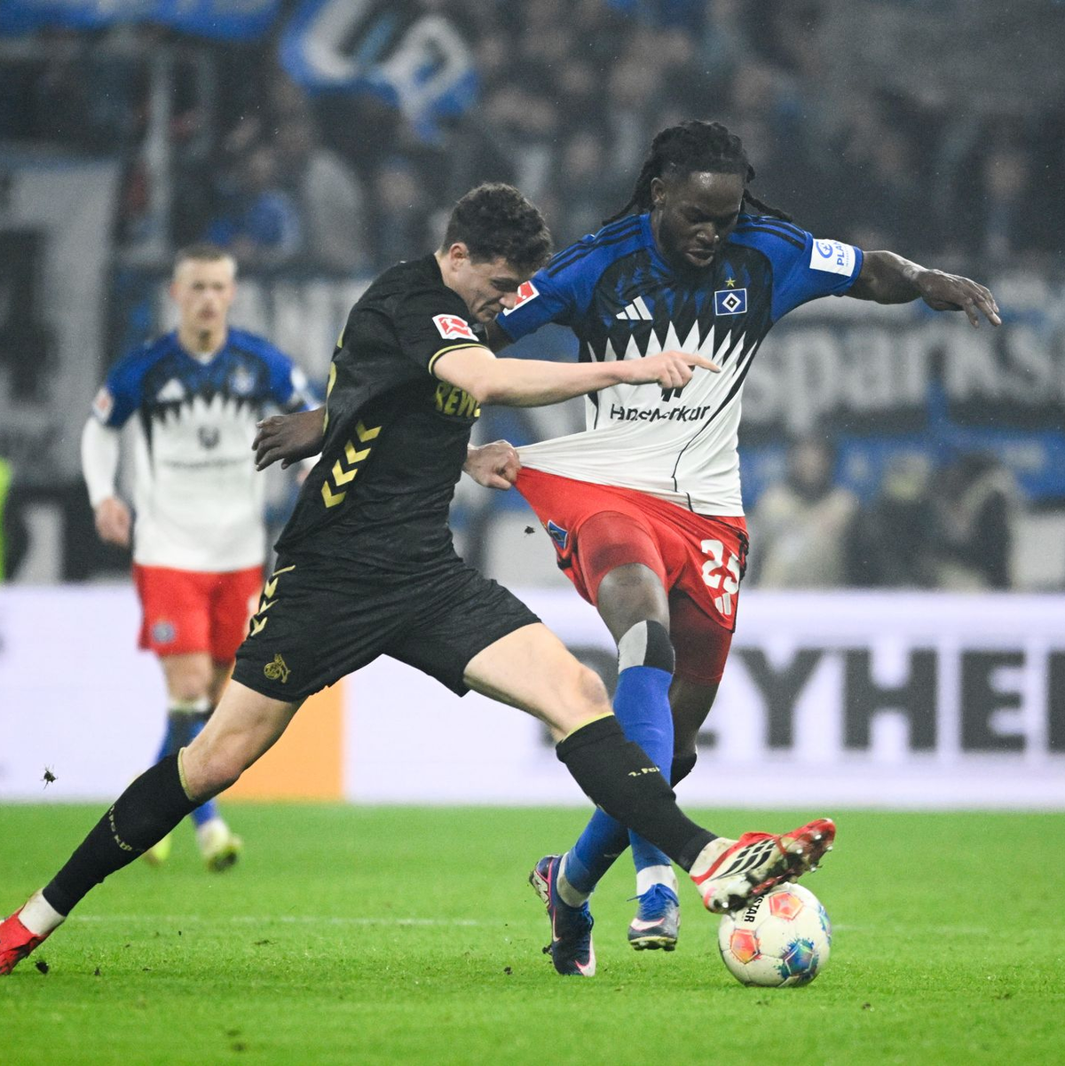 Kölns Eric Martel (l-r) und HSV-Abwehrspieler Jordan Torunarigha kämpfen um den Ball. - Foto: Gregor Fischer/dpa
