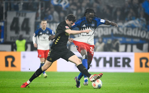 Kölns Eric Martel (l-r) und HSV-Abwehrspieler Jordan Torunarigha kämpfen um den Ball. - Foto: Gregor Fischer/dpa Kölns Eric Martel (l-r) und HSV-Abwehrspieler Jordan Torunarigha kämpfen um den Ball. - Foto: Gregor Fischer/dpa