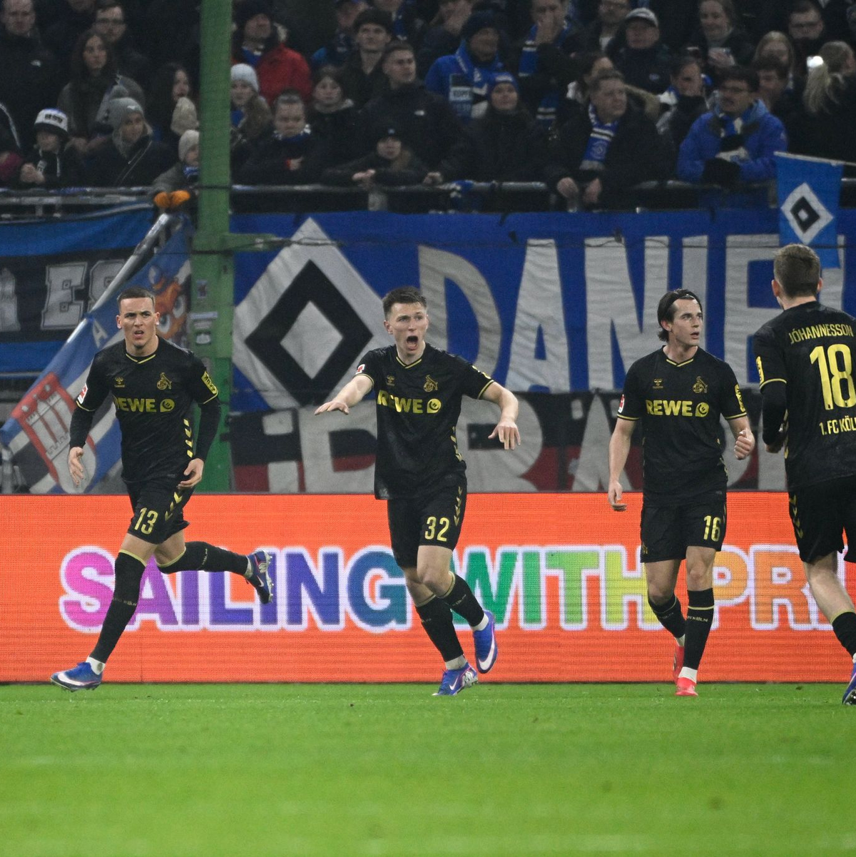 Kölns Said El Mala (l) jubelt nach seinem Treffer zum 1:1. - Foto: Gregor Fischer/dpa