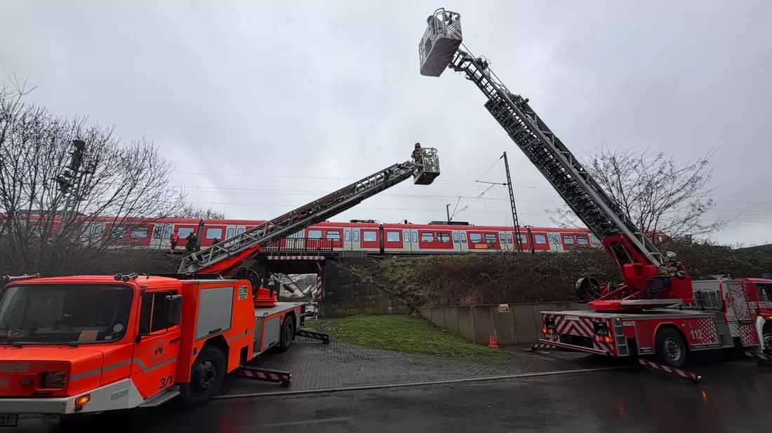 FW-E: Feuerwehr evakuiert Fahrgäste mit Drehleitern aus liegengebliebener S-Bahn - Bild: presseportal.de