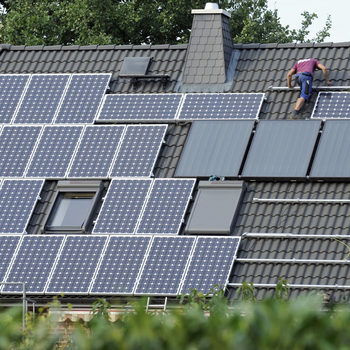 Bricht der Einbauer neuer Solaranlagen ein? - Foto: Rainer Jensen/dpa