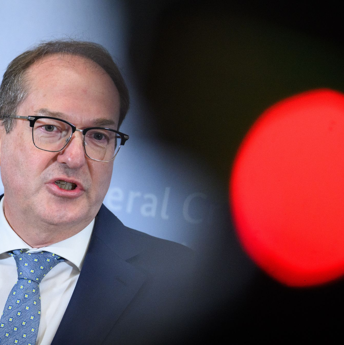 Bundesinnenminister Alexander Dobrindt (CSU) hatte im Mai festgelegt, dass die Bundespolizei auch Asylsuchende an den Landgrenzen zurückweisen soll. Es gibt aber Ausnahmen, etwa für Kranke und Schwangere. (Archivfoto) - Foto: Bernd von Jutrczenka/dpa