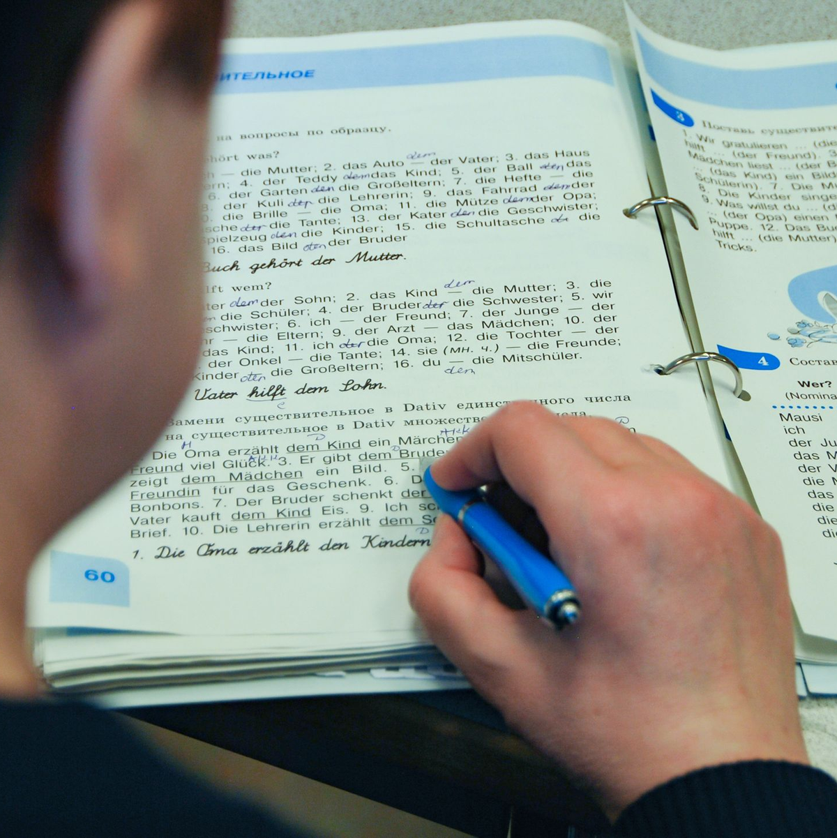 Je länger der Krieg in der Ukraine andauert, desto wichtiger ist für die von dort geflüchteten Menschen, dass sie die Sprache des Aufnahmelandes lernen. (Symbolfoto) - Foto: Anja Sokolow/dpa-Zentralbild/dpa