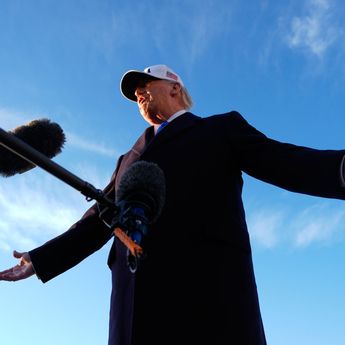 US-Präsident Trump hat militärische Hilfe «vieler Länder» für die sichere Schifffahrt durch die Straße von Hormus in Aussicht gestellt.  - Foto: Mark Schiefelbein/AP/dpa