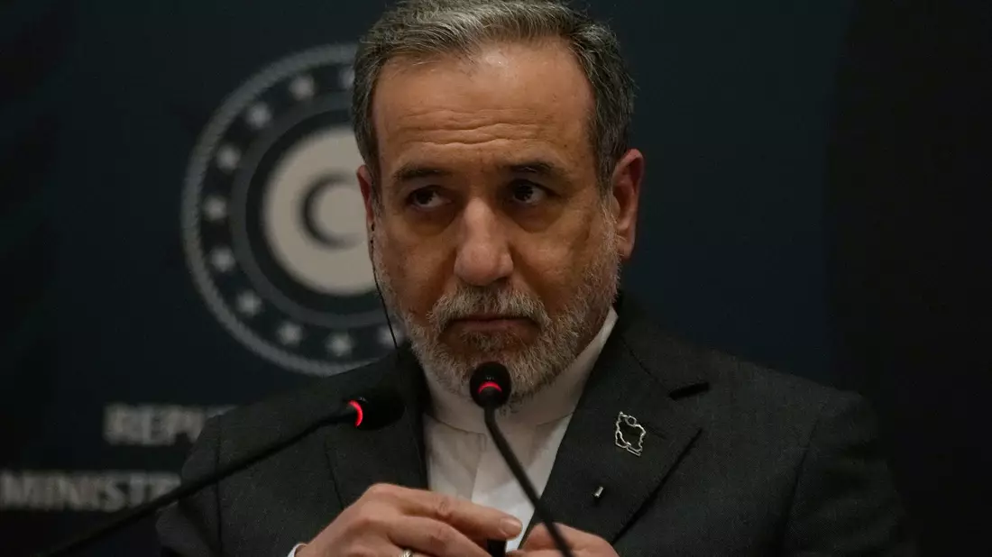 Irans Außenminister Araghchi reagiert auf Äußerungen Trumps. (Archivbild) - Bild: Khalil Hamra/AP/dpa