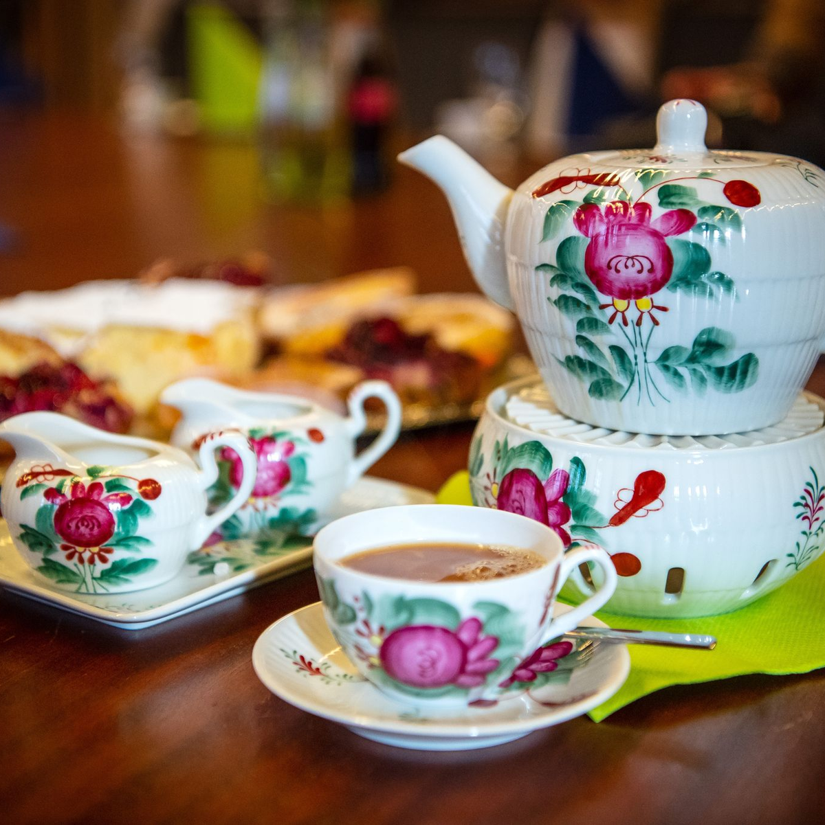 Altes Geschirr ist nur eines von vielen Gegenständen, die Menschen gar nicht nutzen – aber als Erinnerungsstück behalten. (Symbolbild) - Foto: Sina Schuldt/dpa