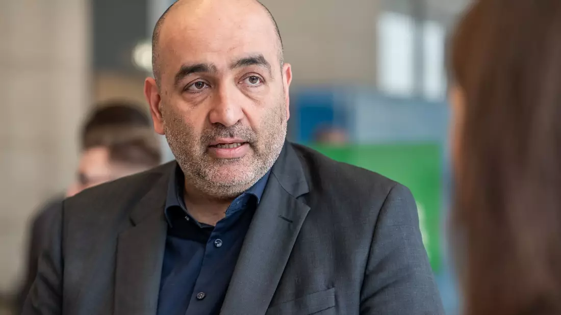 Bundestags-Vizepräsident Omid Nouripour wünscht sich Fortschritte bei einer Reform der Landtagswahltermine. - Bild: Michael Kappeler/dpa