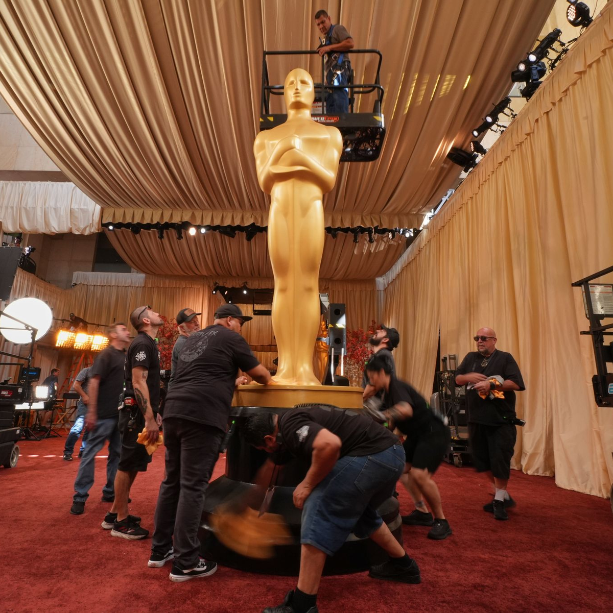 Der rote Teppich wird für die Oscar-Gäste dekoriert.  - Foto: Gregory Bull/AP/dpa