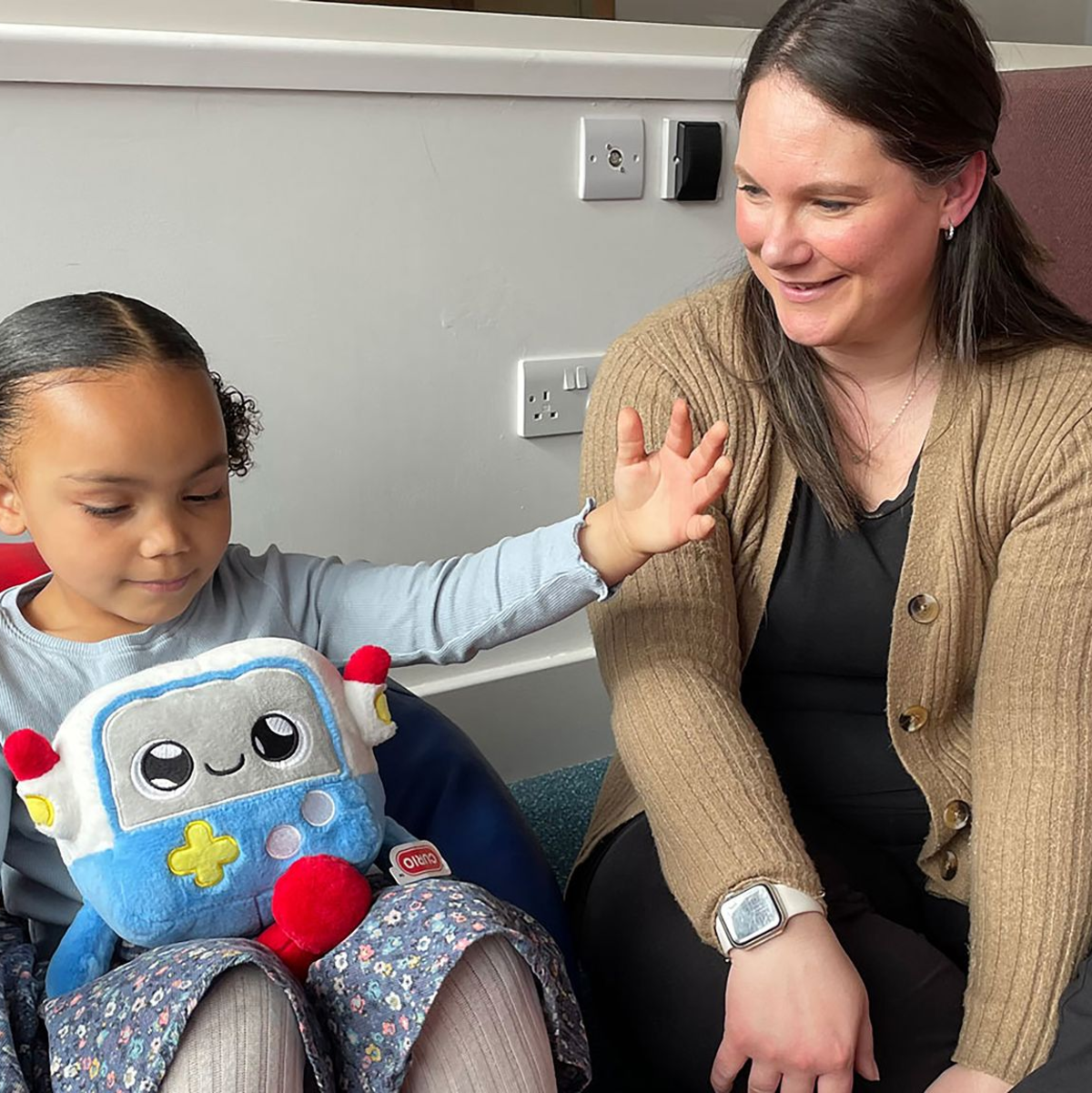 KI-Spielzeug geht Experten zufolge mit Risiken einher. - Foto: Faculty of Education/University of Cambridge/dpa