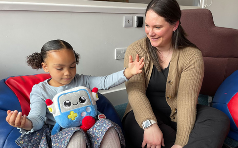 KI-Spielzeug geht Experten zufolge mit Risiken einher. - Foto: Faculty of Education/University of Cambridge/dpa