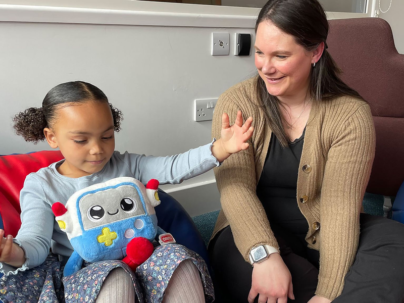 KI-Spielzeug geht Experten zufolge mit Risiken einher. - Foto: Faculty of Education/University of Cambridge/dpa