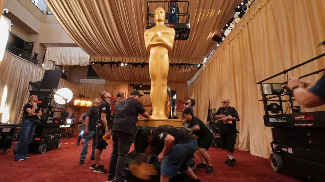 Der rote Teppich wird für die Oscar-Gäste dekoriert.  - Bild: Gregory Bull/AP/dpa