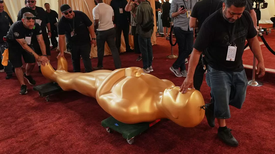 Überlebensgroße Oscar-Statuen zieren den roten Teppich.  - Bild: Gregory Bull/AP/dpa
